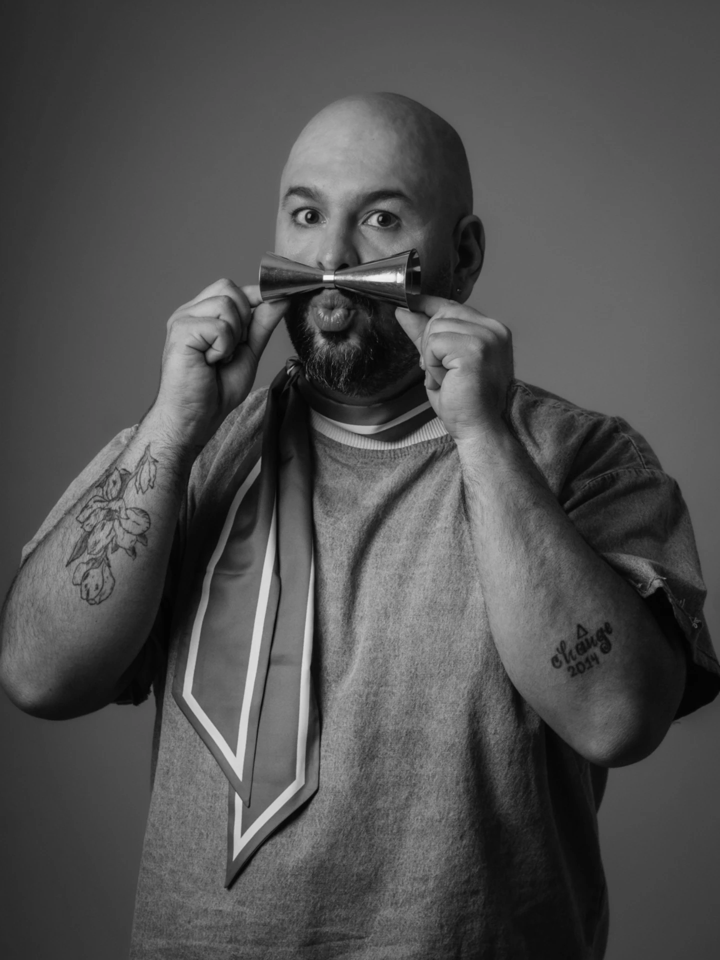 Mario Beltrán y Puga con herramientas de bartending