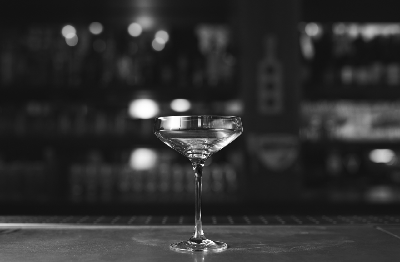Coctel servido en cristalería fina